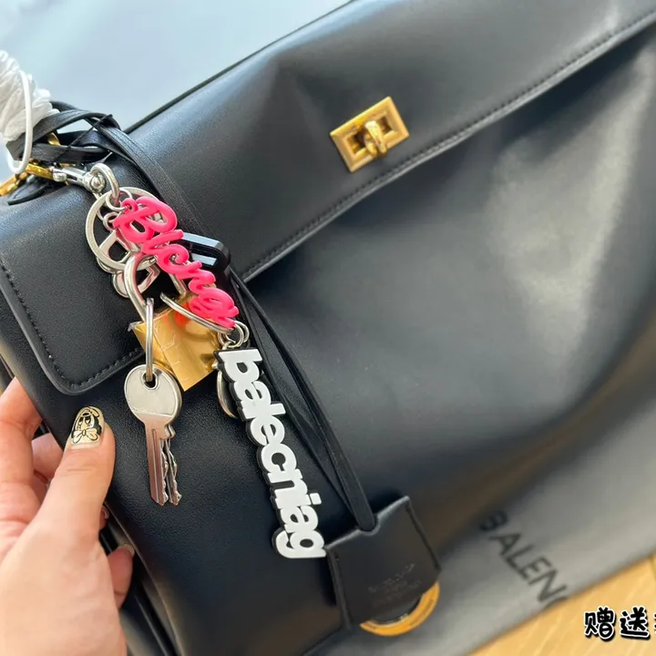 スーパーコピー バレンシアガ キーホルダー