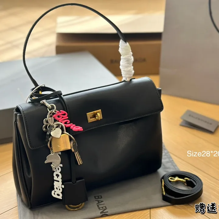 スーパーコピー バレンシアガ キーホルダー