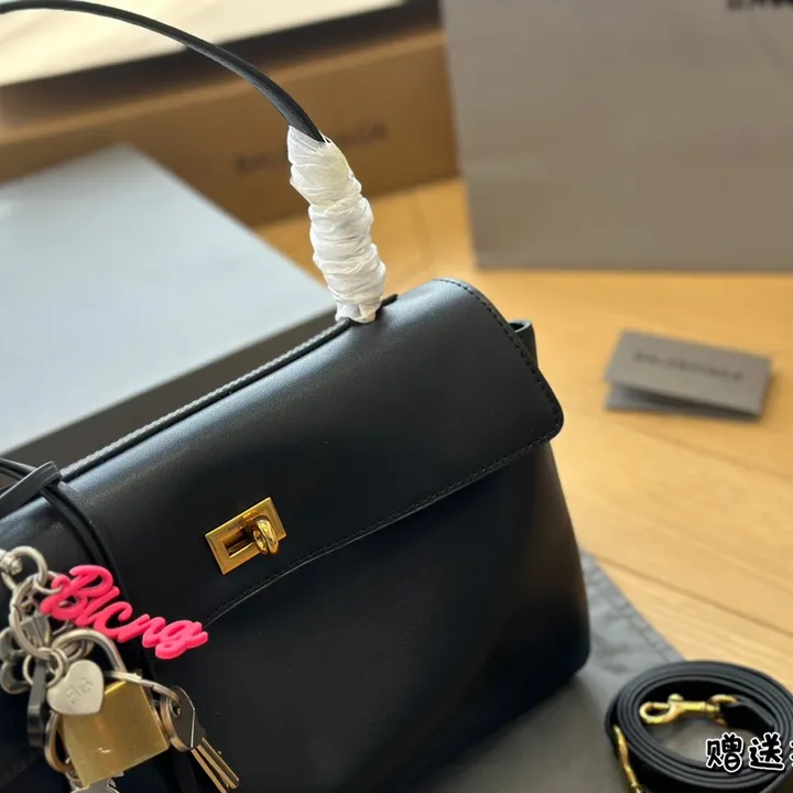 スーパーコピー バレンシアガ キーホルダー