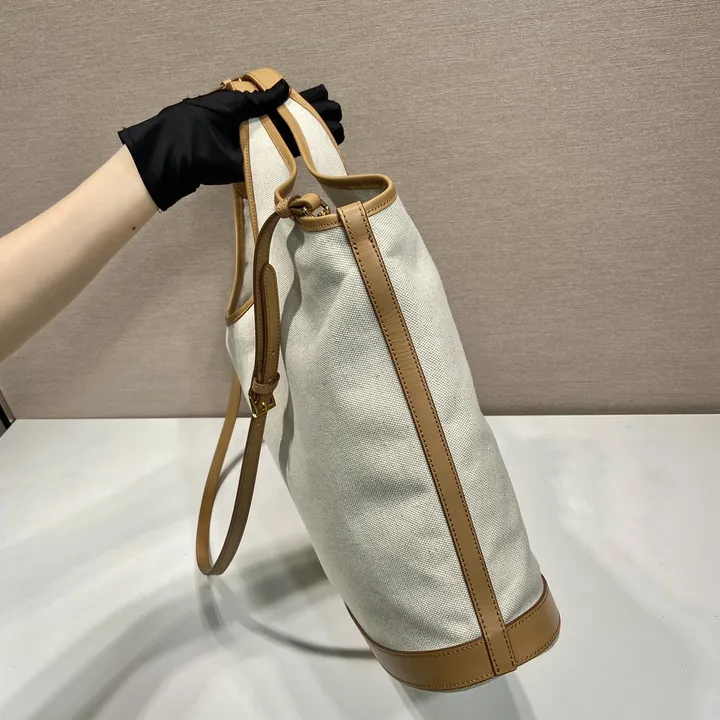 スーパーコピー プラダ キーホルダー