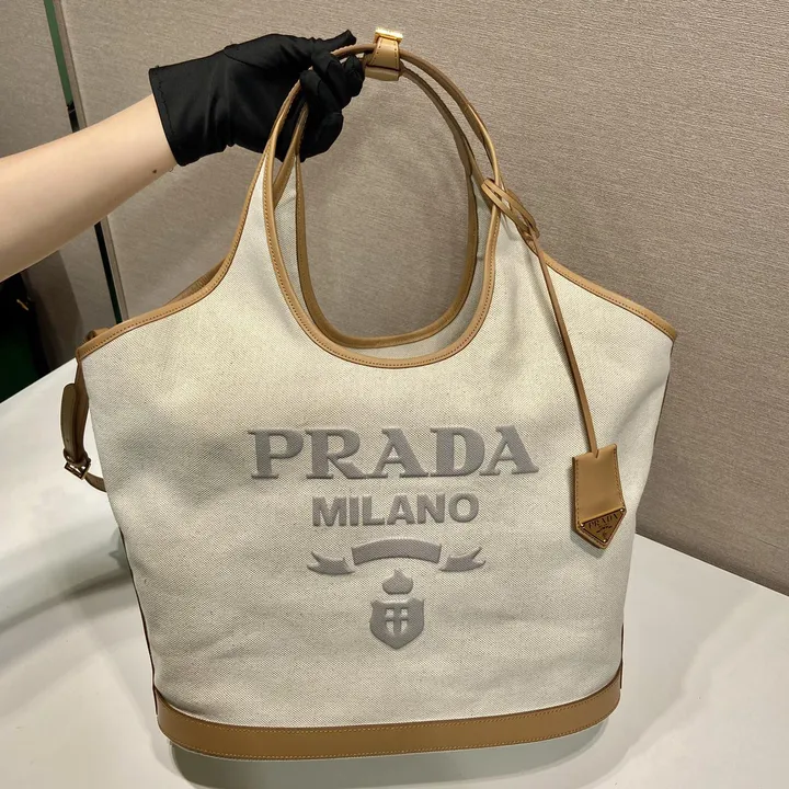 スーパーコピー プラダ キーホルダー