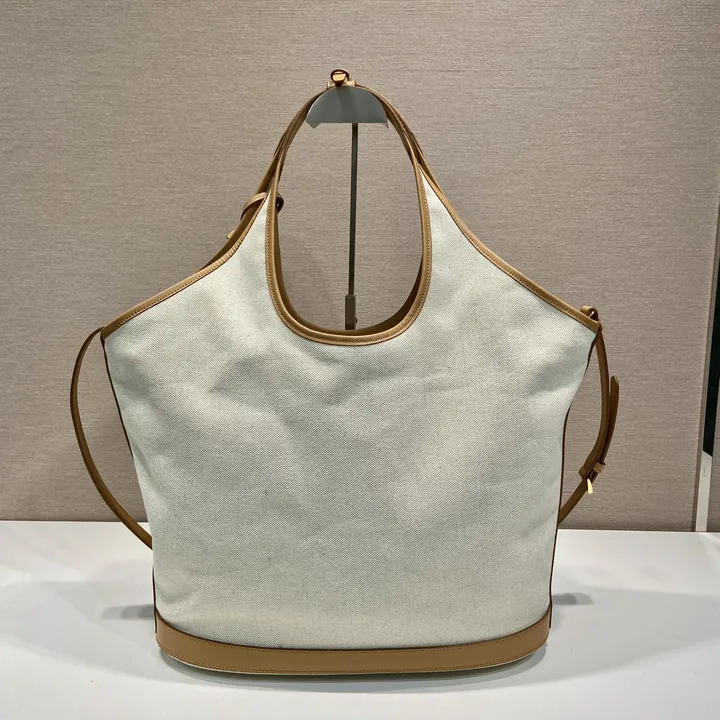 スーパーコピー プラダ キーホルダー