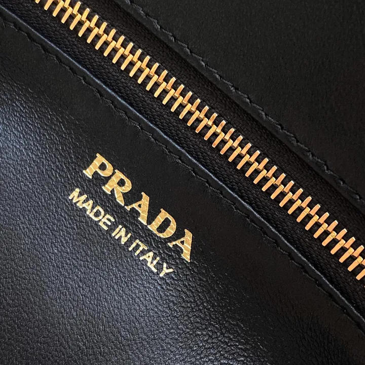 スーパーコピー プラダ キーホルダー