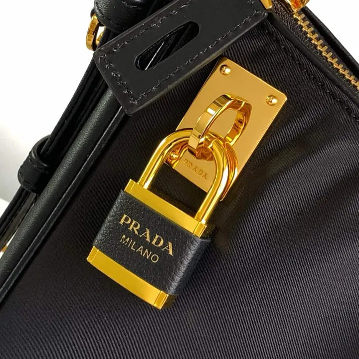 スーパーコピー バレンシアガ キーホルダー