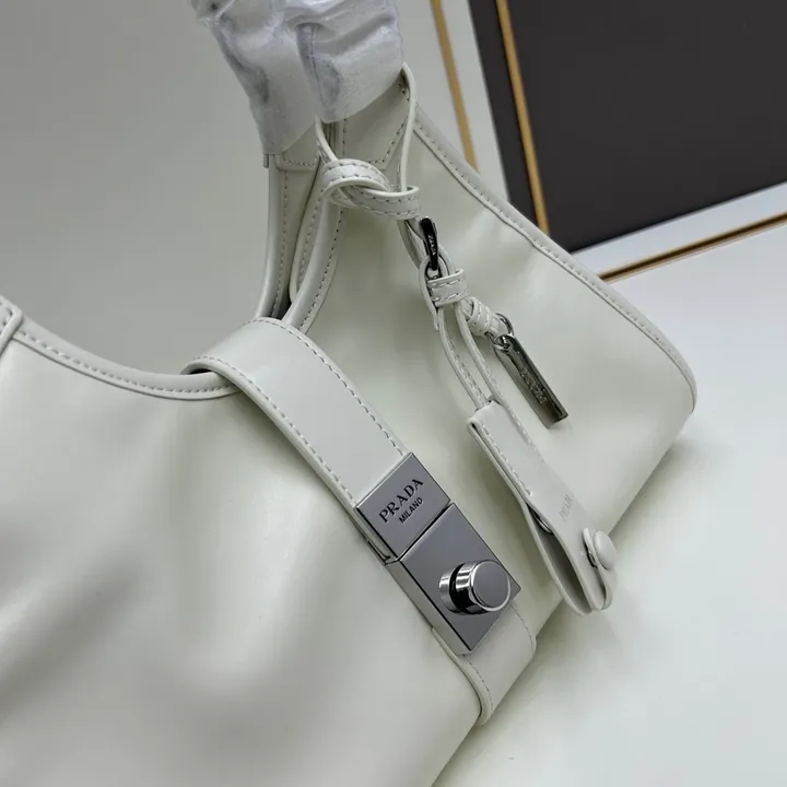 スーパーコピー プラダ キーホルダー