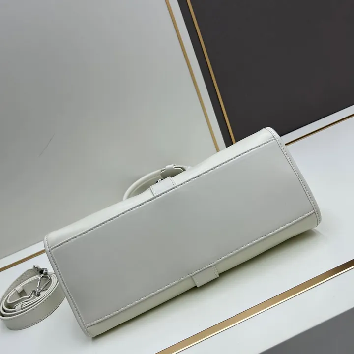 スーパーコピー プラダ キーホルダー