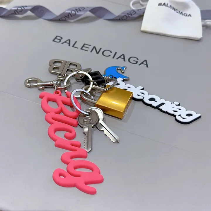 スーパーコピー バレンシアガ キーホルダー