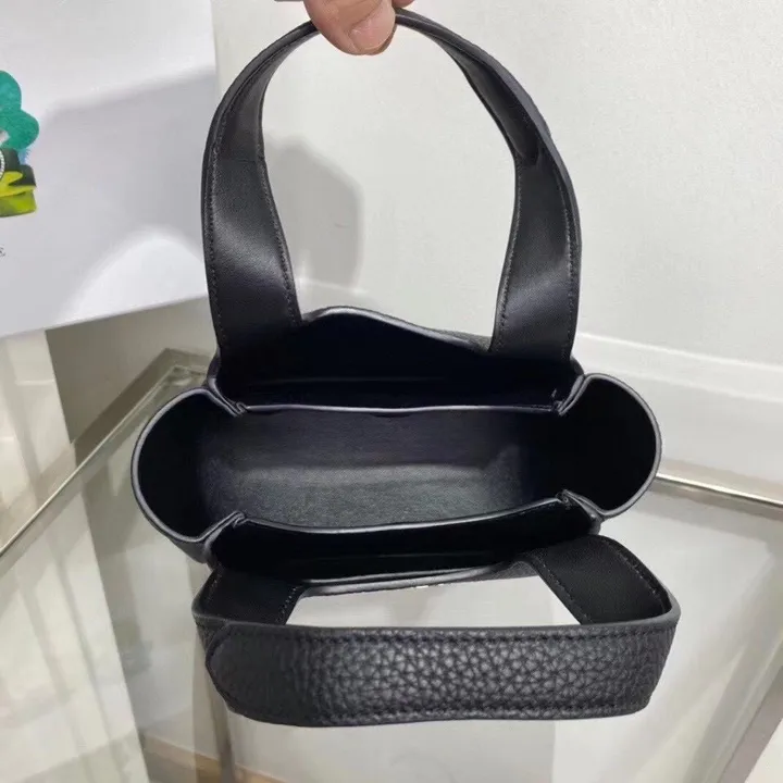 スーパーコピー プラダ キーホルダー