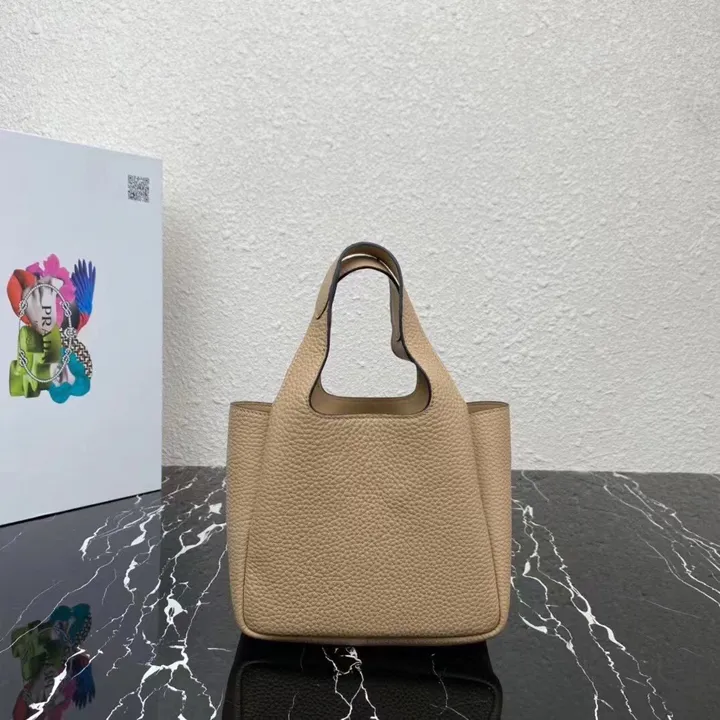 スーパーコピー プラダ キーホルダー