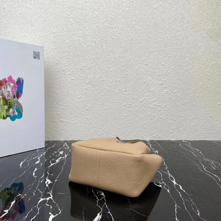 スーパーコピー プラダ キーホルダー