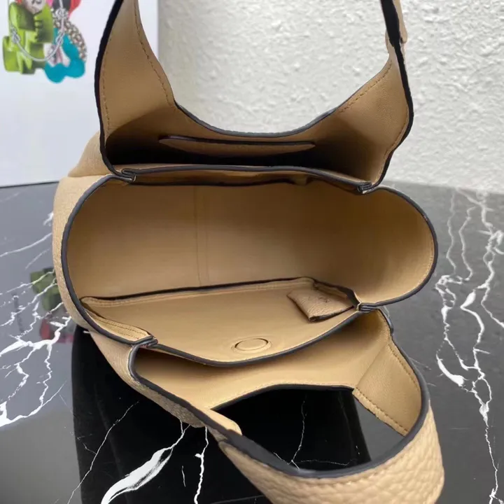 スーパーコピー プラダ キーホルダー