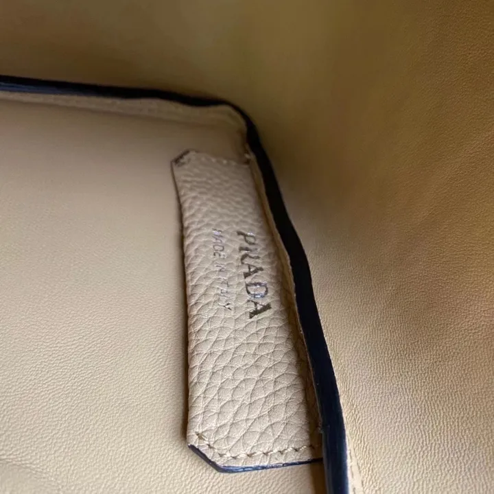 スーパーコピー プラダ キーホルダー