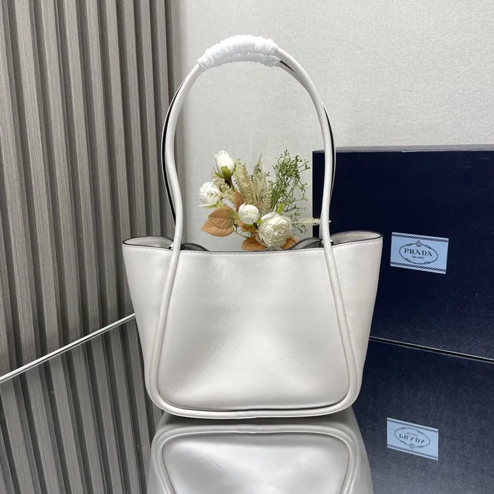 スーパーコピー プラダ キーホルダー