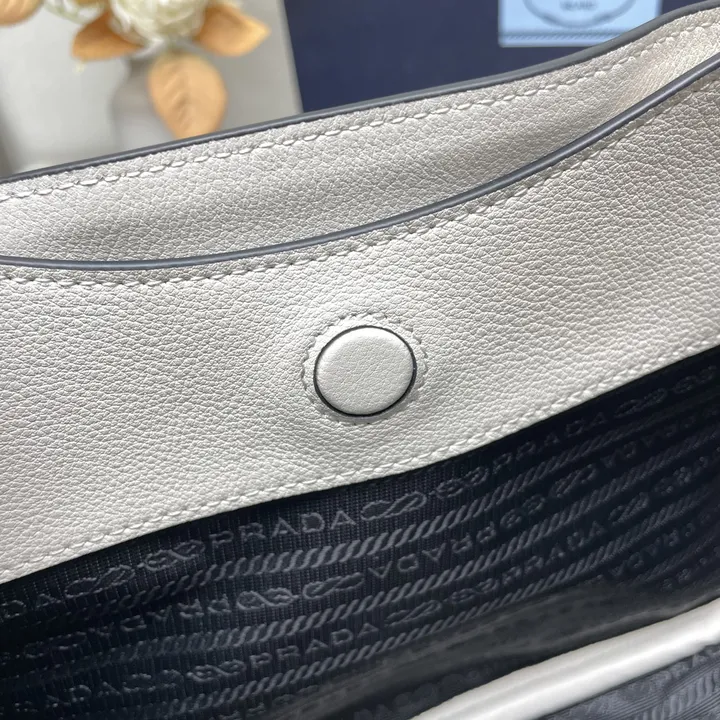 スーパーコピー プラダ キーホルダー