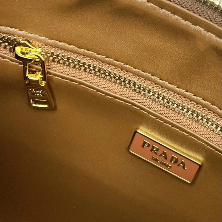 スーパーコピー プラダ キーホルダー