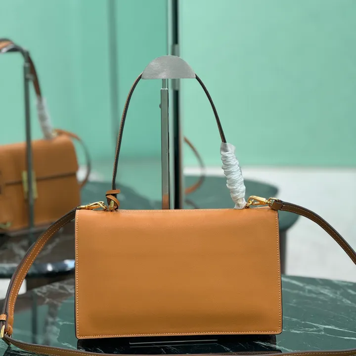 スーパーコピー プラダ キーホルダー