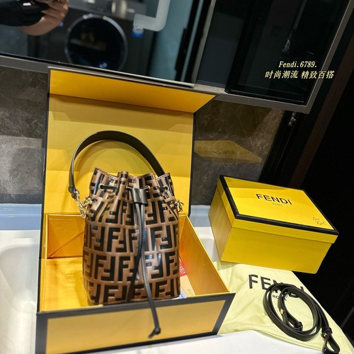 フェンディ ハンドバッグ