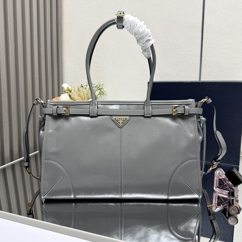 プラダ ハンドバッグ