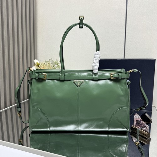 プラダ ハンドバッグ